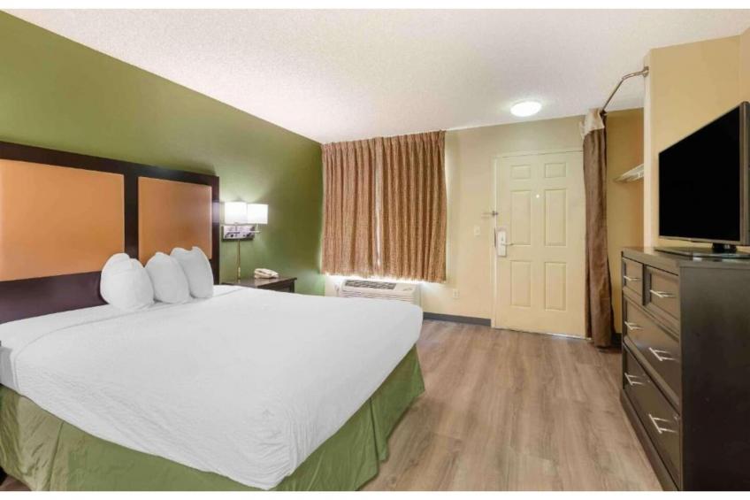 1 Queen Bed | ADA\/RI Shower\/Smoking\/Kitchen - foto 22