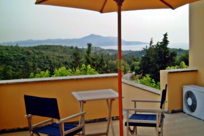 mit Terrasse und Balkon