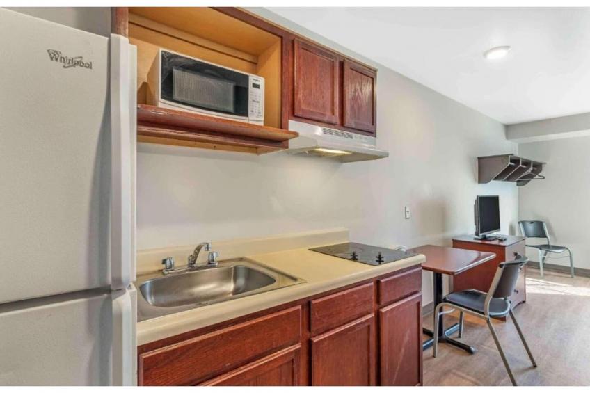 1 King Bed | Hearing Accessible, Kitchen - foto 9