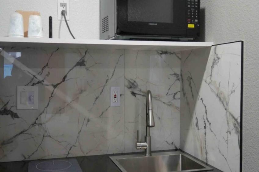 1 Queen Bed  Non-Smoking Kitchen