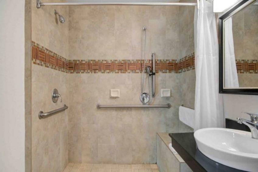 1 King Bed  Non-Smoking Kitchen - foto 20