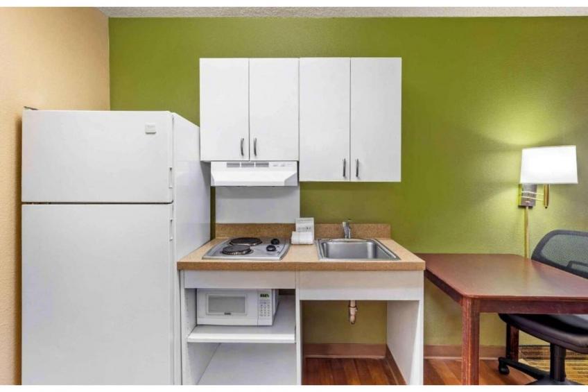 1 King Bed | Non-Smoking, Kitchen, Shower - foto 9