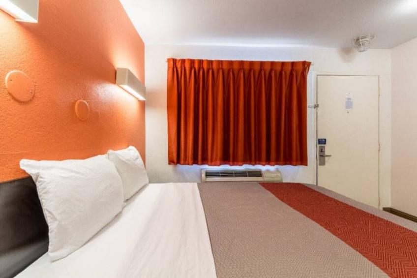1 King Bed  Mobility Accessible RI Shower Nsmk - foto 8