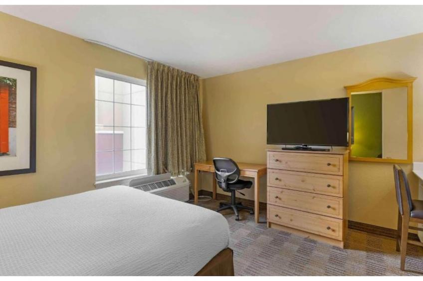 1 Queen Bed  ADA/RI Shower/Smoking/Kitchen - foto 20