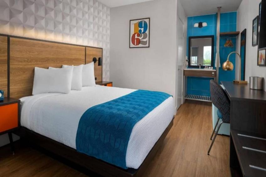 1 Queen Bed  New 60s Retro-Style Decor - foto 10