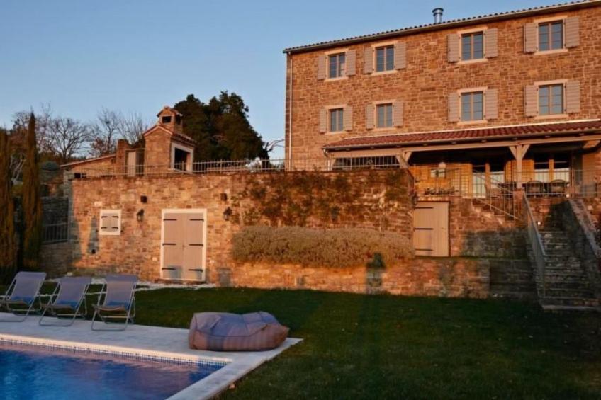 in Kostanjica mit Grill, Terrasse und Garten