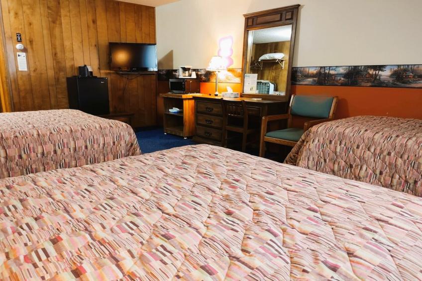 2 Full Beds with 1 Twin Bed & Rollaway