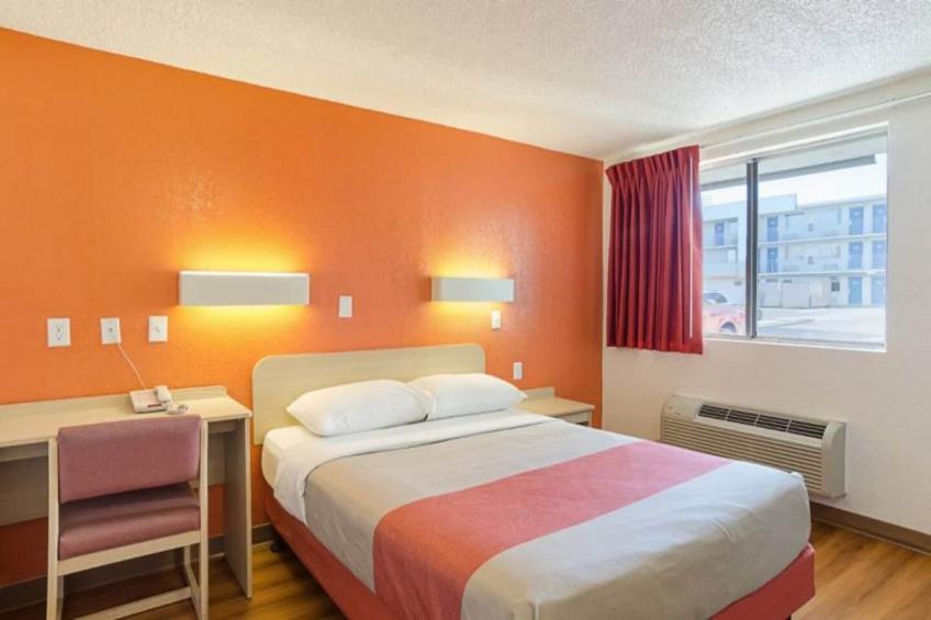 1 Queen Bed  Mini Fridge - foto 27