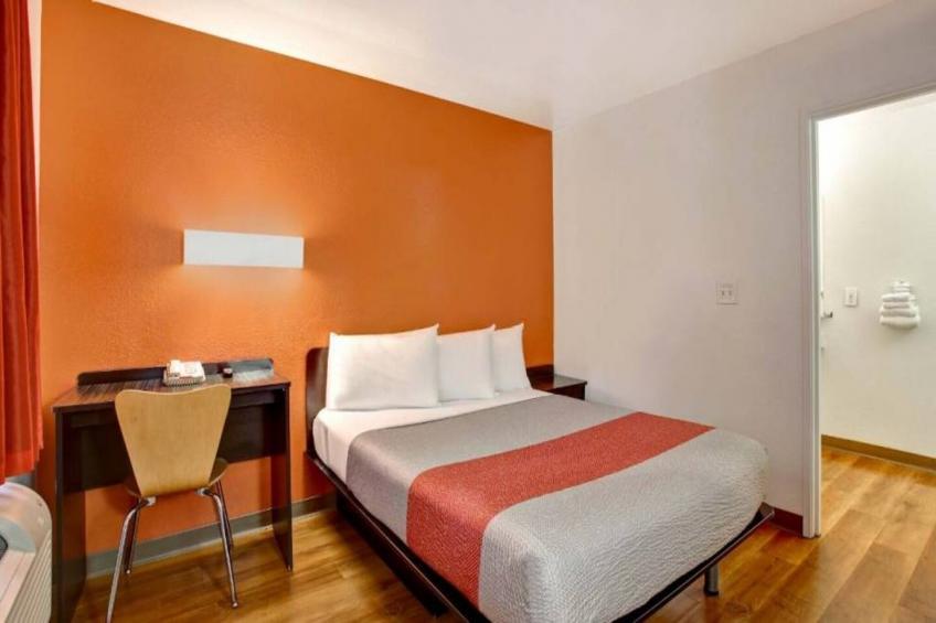1 Queen Bed  ADA/Tub - foto 4
