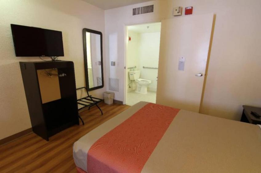 1 Queen Bed  Smoking Mini Fridge - foto 32