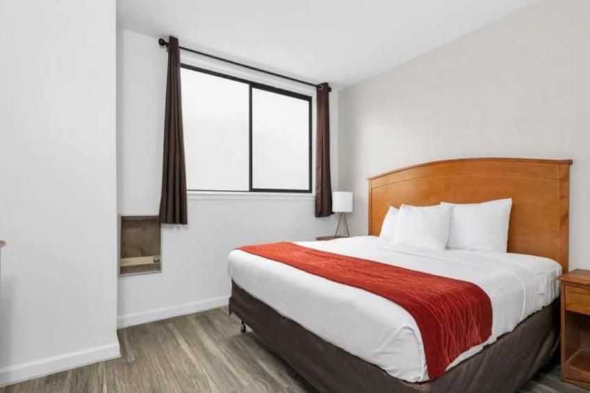 1 King Bed  Mobil Acc RI Shwr Suite Nsmk - foto 5