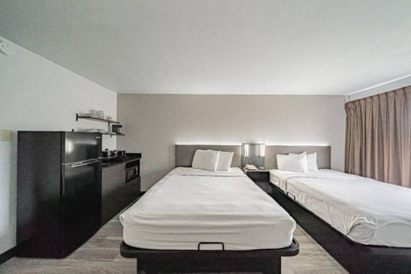 2 Queen Beds  Non-Smoking Kitchen - foto 21