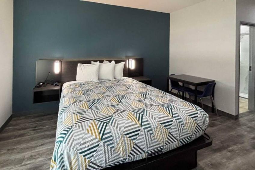 1 King Bed  Non-Smoking Kitchen - foto 6