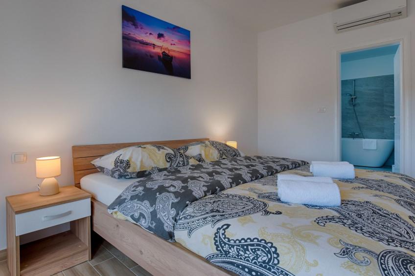 Haus in Pinezići mit privatem Pool - foto 47