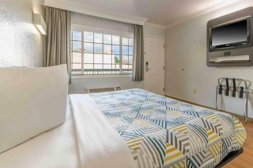 1 King Bed  Non-Smoking Micfridge - foto 6