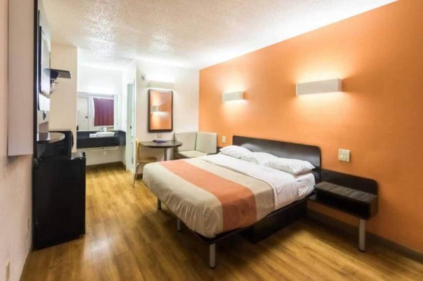1 King Bed  Non-Smoking Micfridge - foto 14