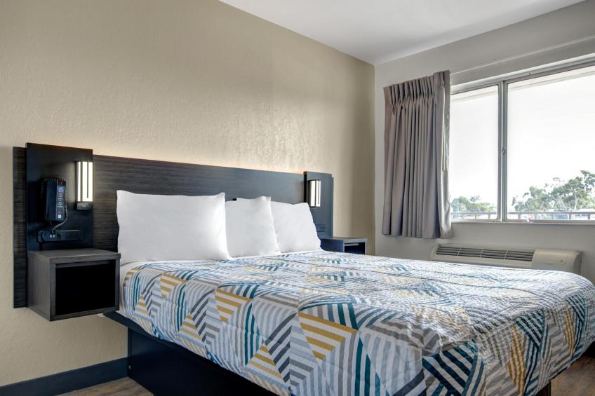 1 Queen Bed  Non-Smoking Micfridge - foto 6
