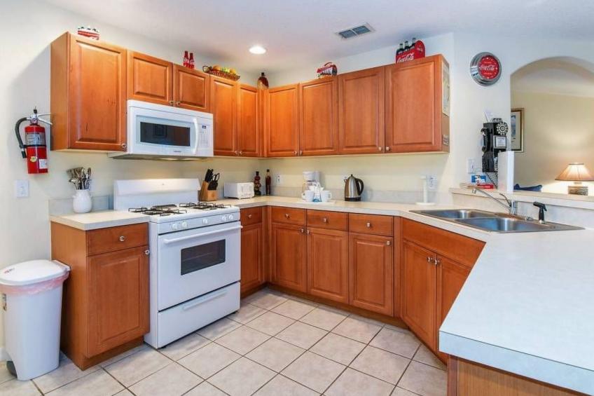 Sonniger Privatpool mit freistehendem Whirlpool und Filmraum - foto 10