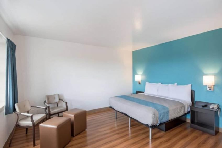 1 KING BED  NON-SMOKING MINI FRIDGE - foto 10