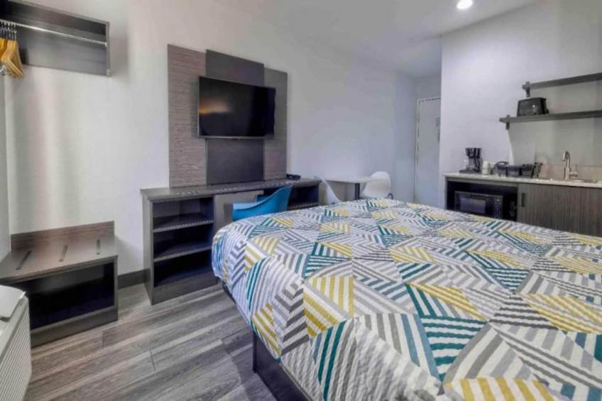 1 Queen Bed  Smoking Kitchen - foto 7