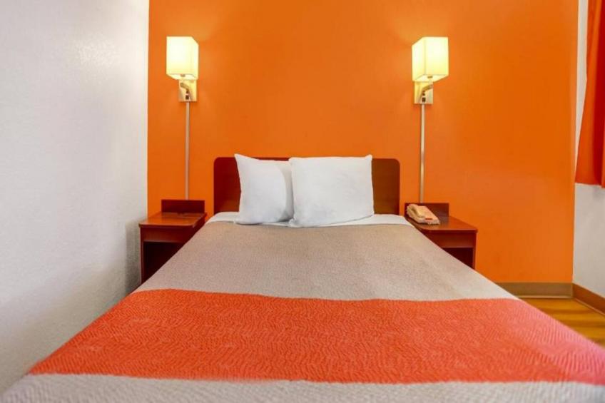 1 Full Bed  ADA/RI Shower - foto 28