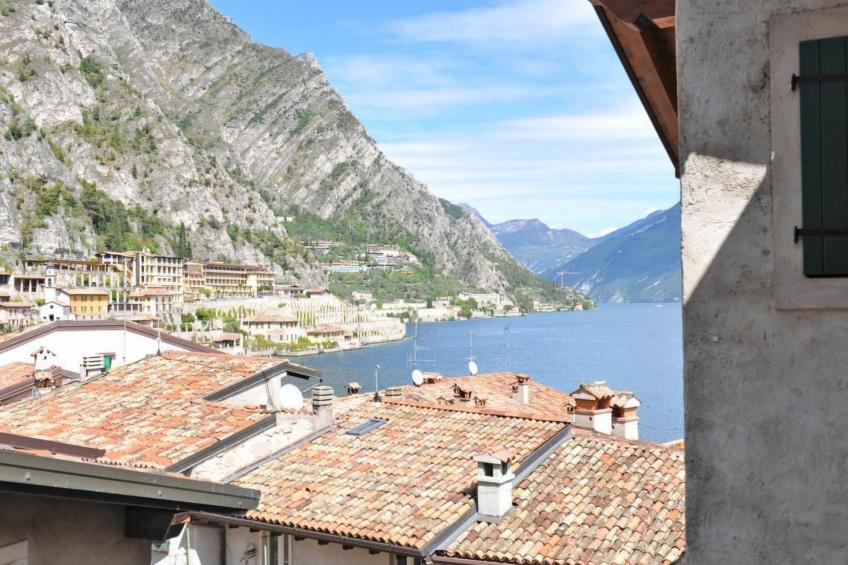 Große Wohnung in Limone Sul Garda mit Terrasse und Garten und Nah am Strand