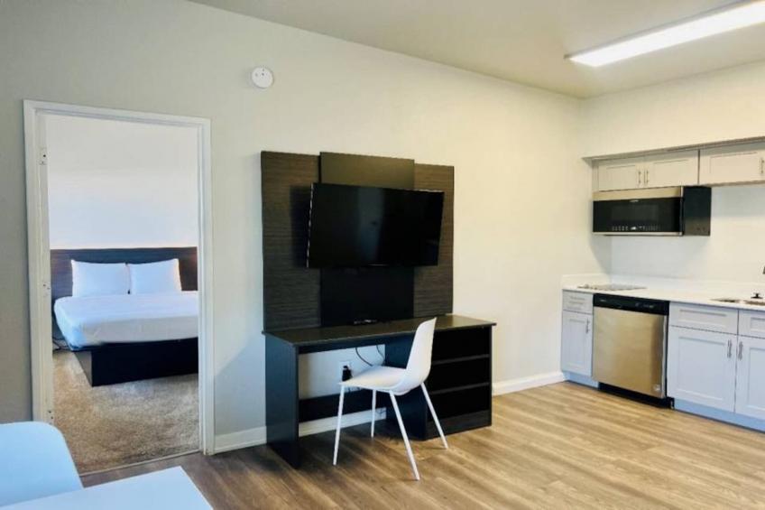 1 Queen Bed  Suite Non-Smoking Kitchen - foto 31
