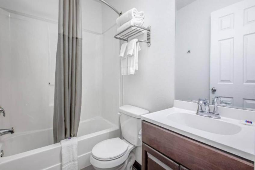 1 Queen Bed  Premium Kitchen Non-Smoking - foto 9