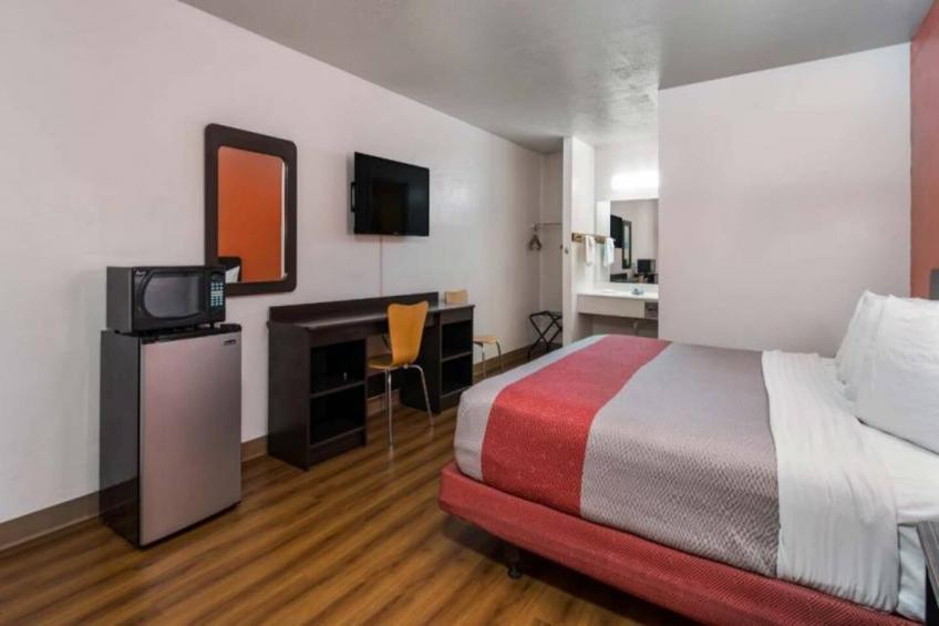1 King Bed  Non-Smoking Micfridge - foto 8