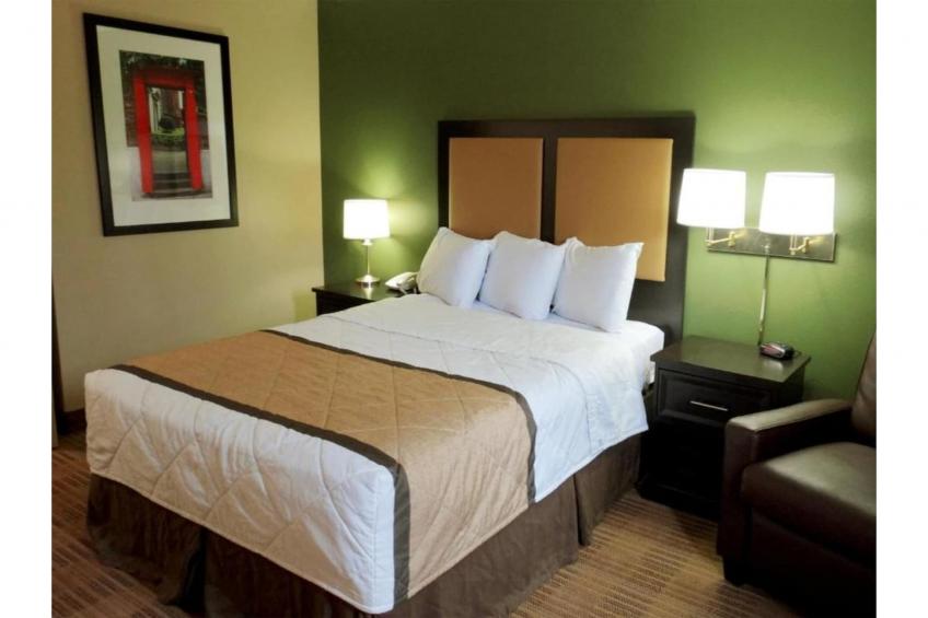 1 King Bed | Non-Smoking, Kitchen, Shower - foto 10