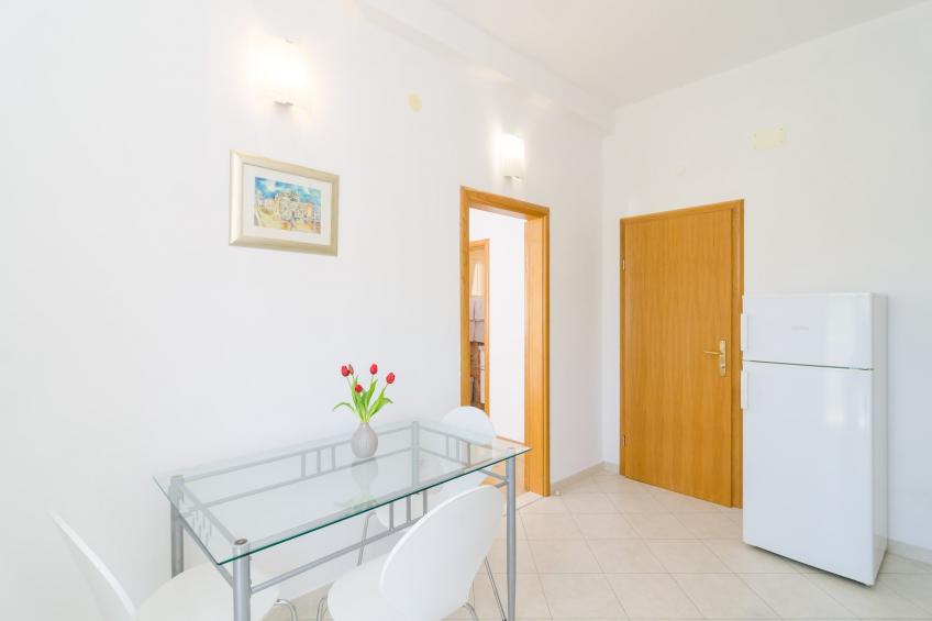 Apartments & Rooms Barišić - Studio Apartment with Balcony and Garden View (First Floor)-APT 2 - foto 2
