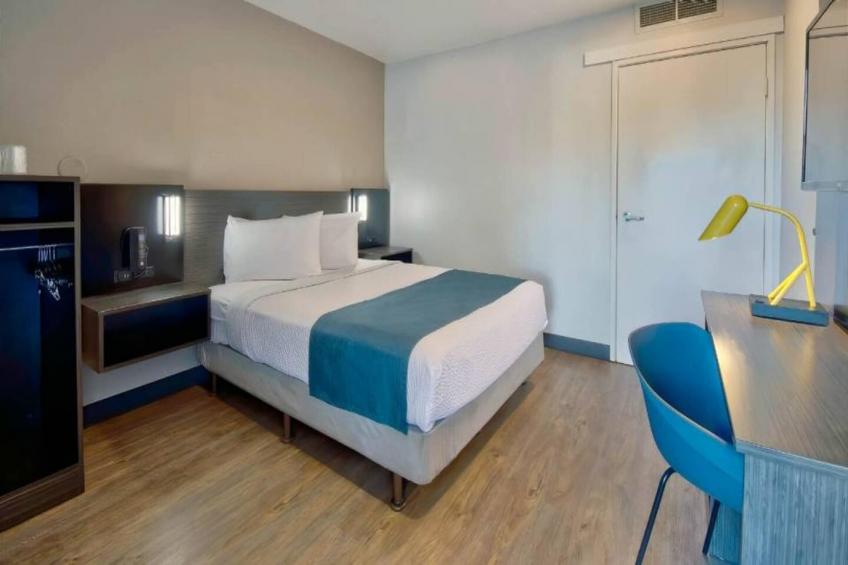 1 Queen Bed  ADA/RI Shower - foto 4