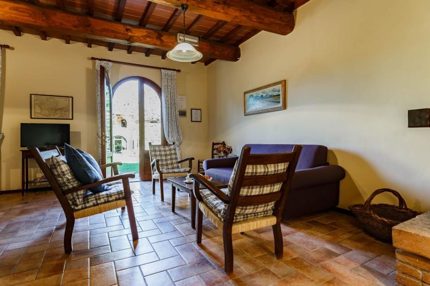 Anwesen mit Terrasse - foto 4