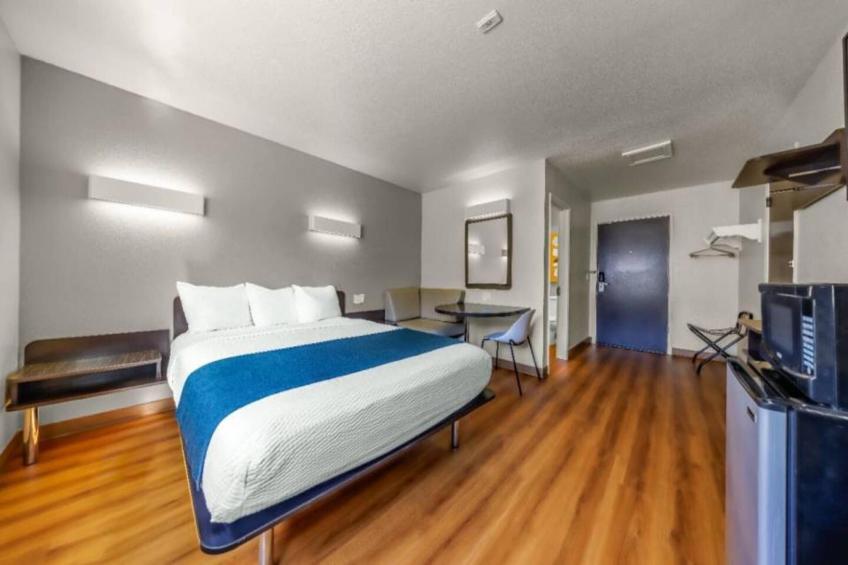 1 Queen Bed  Non-Smoking Micfridge - foto 24