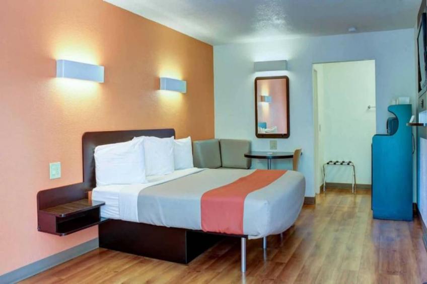 1 King Bed  Mobility Accessible Tub Nsmk - foto 12