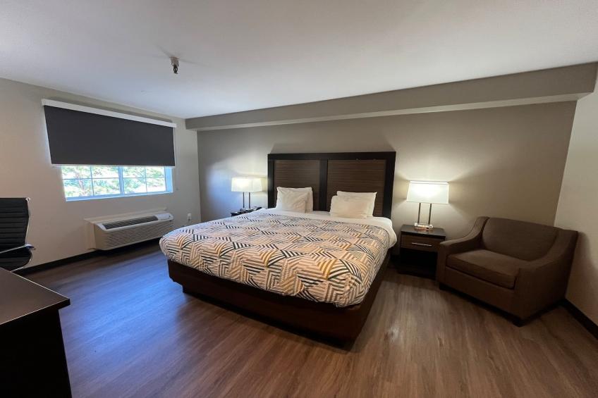 1 King Bed | Non-Smoking, Micfridge - foto 6