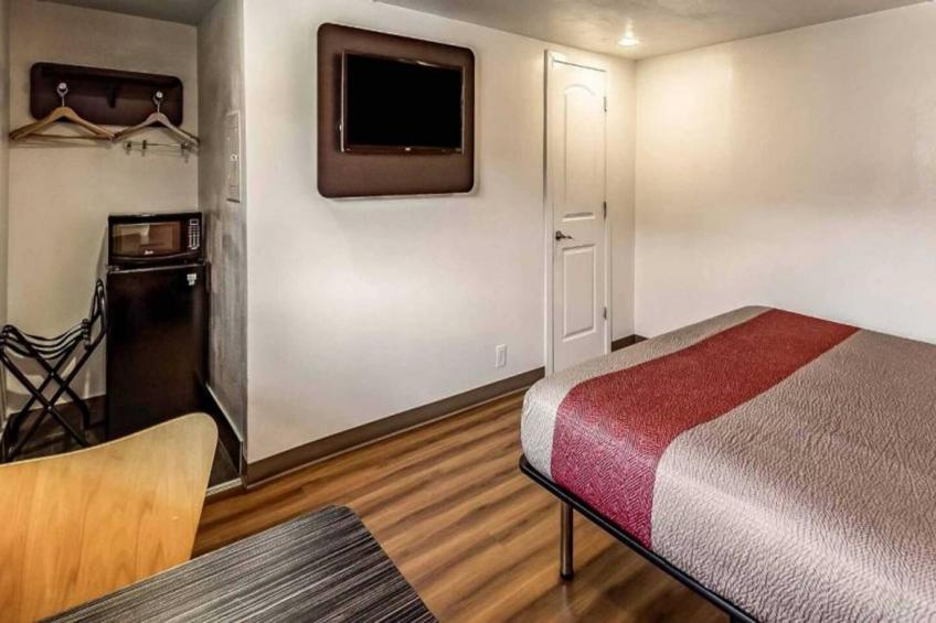 1 King Bed  Non-Smoking - foto 4