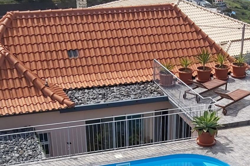 Cottage aus Stein mit Blick auf das Wasser