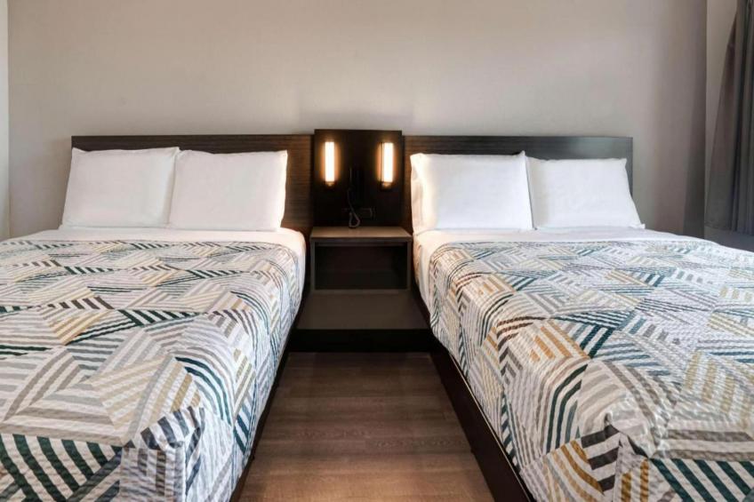 2 Full Beds  Non-Smoking Micfridge