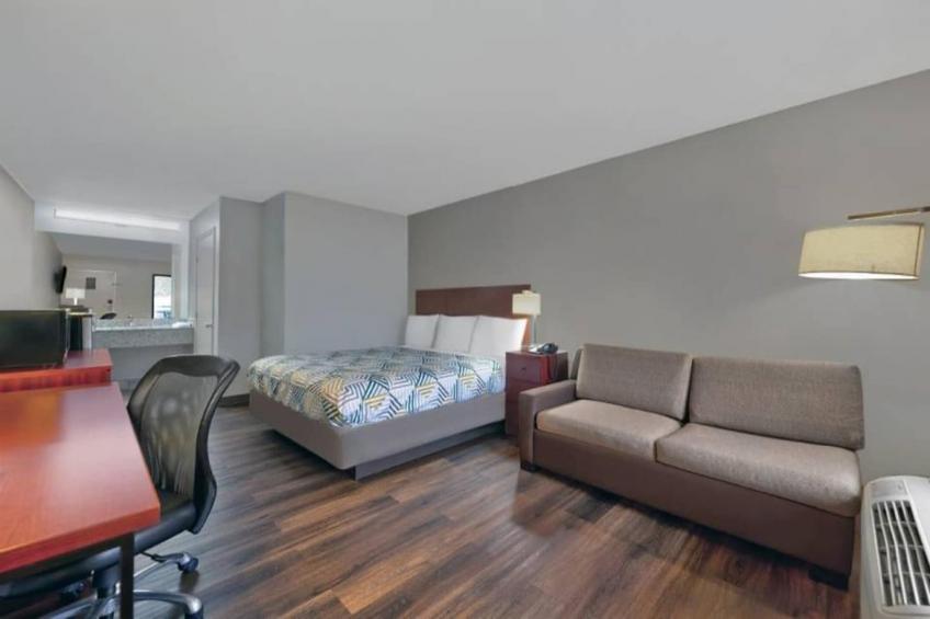 1 King Bed  Non-Smoking Micfridge Sofa-Bed - foto 5