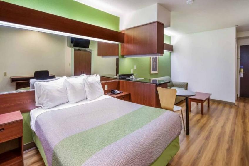 1 Queen Bed  Non-Smoking Micfridge - foto 5