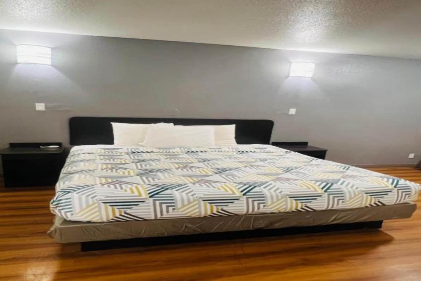1 King Bed  Non-Smoking Micfridge - foto 22