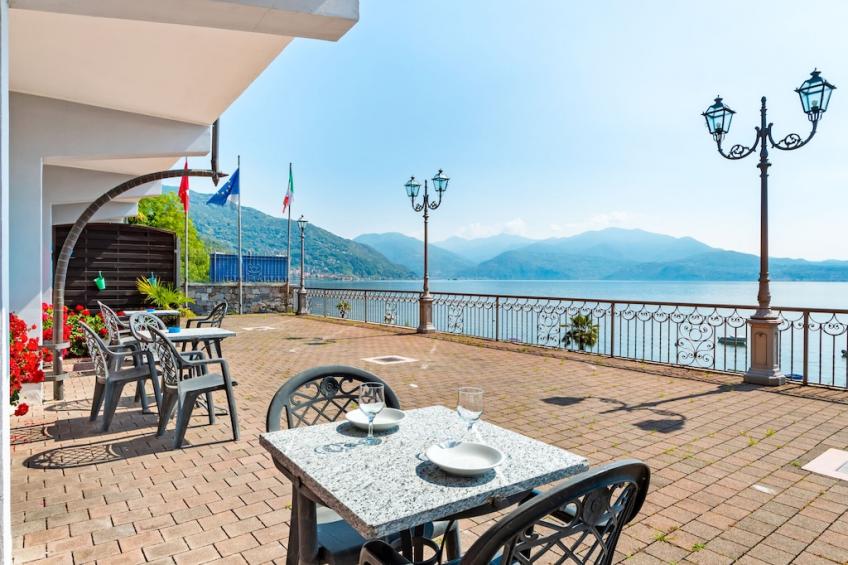 LAGO MAGGIORE - APPARTAMENTO Balcony & Patio VISTA FRONTE LAGO IDEALE PER FAMIGLIE