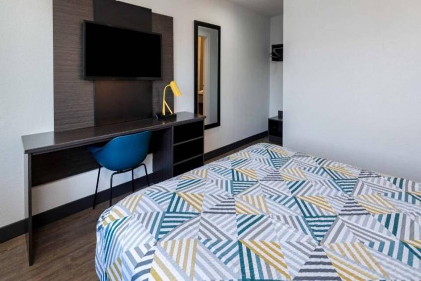 1 Queen Bed  ADA/RI Shower/Mini Fridge - foto 13