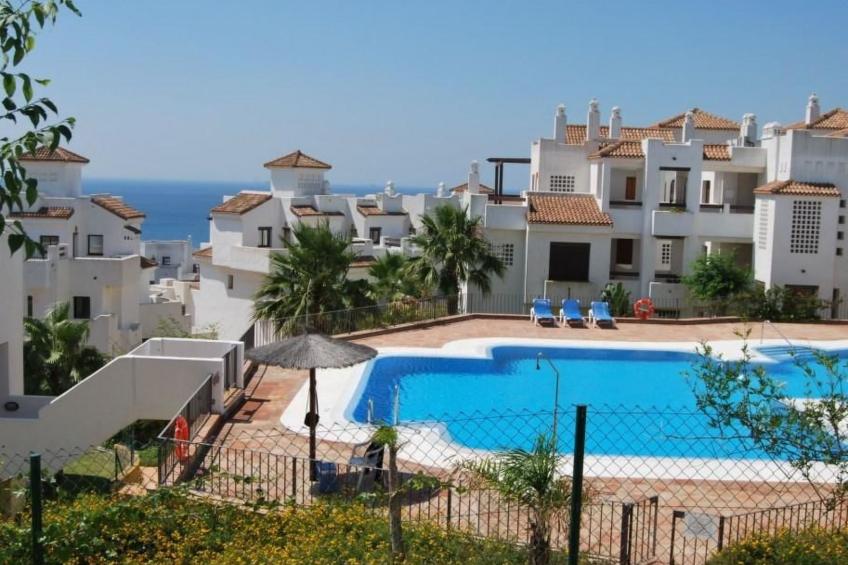 Helle, modernisierte Wohnung mit mehreren Pools