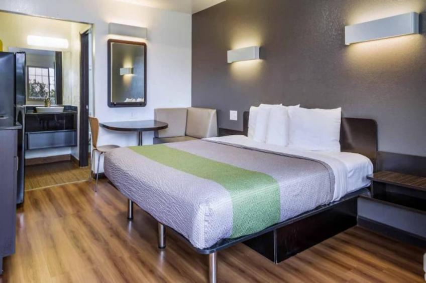 1 Queen Bed  Non-Smoking Kitchen