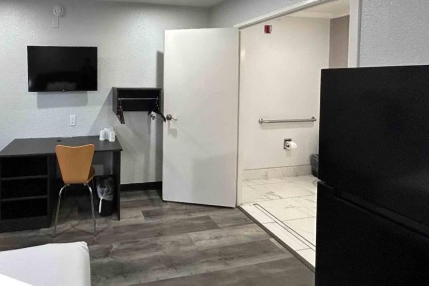 1 Queen Bed  Non-Smoking Kitchen - foto 11