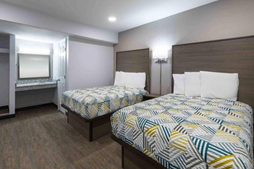 2 Queen Beds  Suite Smoking Kitchen - foto 3