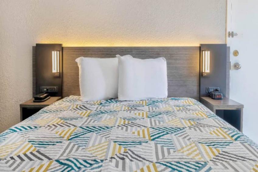 1 Queen Bed  Non-Smoking Kitchen - foto 3