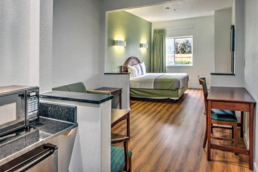 1 Queen Bed  Suite Smoking Sofa-Bed - foto 9